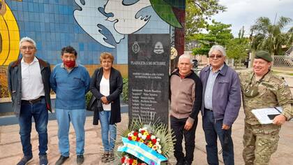 Los hermanos de Hermindo y Jovina Luna, en el acto realizado en la plaza 5 de Octubre, de Formosa,