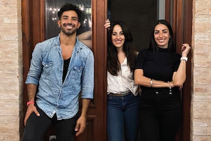 Los hermanos Diego y Florencia López Achem junto a Cecilia Veliz Escottorin