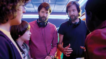 Los hermanos Duffer en el rodaje de la primera temporada de la serie