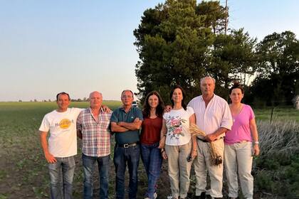 Los hermanos Dulevich en el campo y comprometidos con la empresa