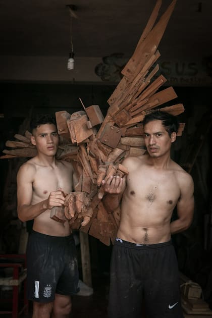 Los hermanos Esquibel, autodefinidos “artistas de la madera”, tallan piezas únicas, especialmente en cedro.
