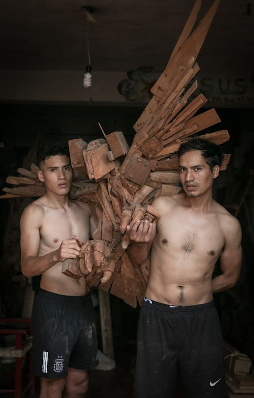Los hermanos Esquibel, autodefinidos “artistas de la madera”, tallan piezas únicas, especialmente en cedro.