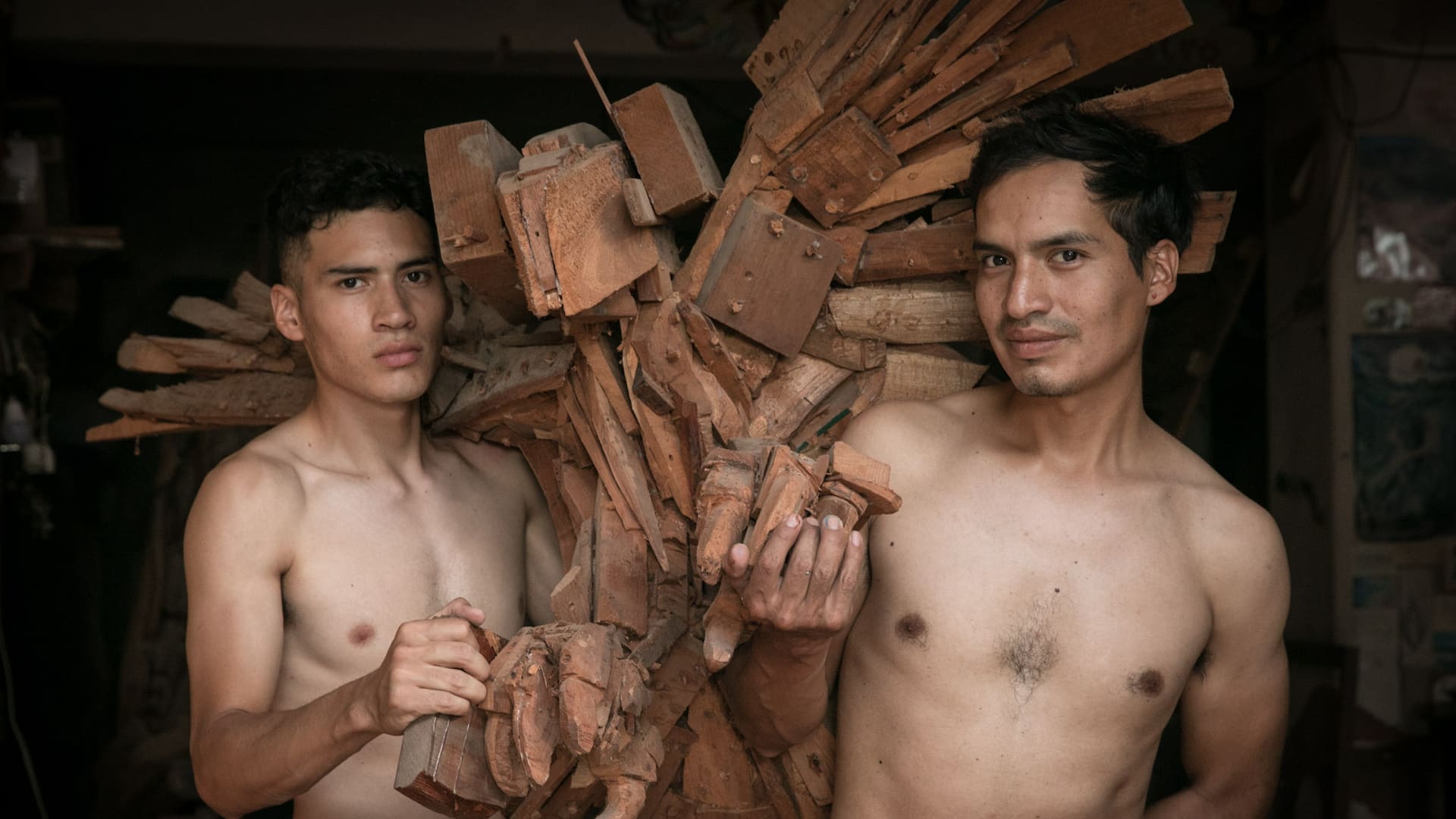 Los hermanos Esquibel, autodefinidos “artistas de la madera”, tallan piezas únicas, especialmente en cedro.