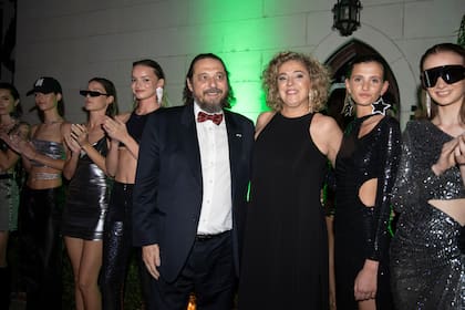 Los hermanos Federico y Andrea Garrone, creadores de la marca, posando no bien concluyó el desfile.