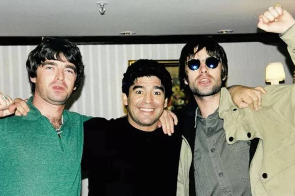 Los hermanos Gallagher publicaron una foto junto a Maradona pese a estar peleados desde hace tiempo.