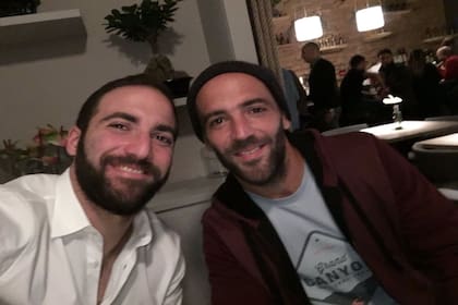 Los hermanos Gonzalo y Nicolás Higuaín, unidos en una lucha familiar