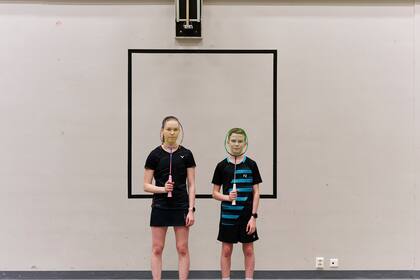 Los hermanos Henna y Niklas Hukari durante una práctica de bádminton en Ylieviska, Finlandia