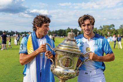 Los hermanos Hilario y Carlos María "Toly" Ulloa, con la copa.