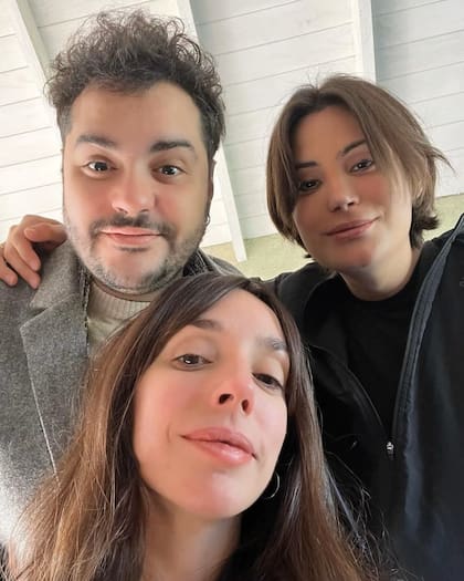 Los hermanos Homero, Felipe y Tamara Pettinato. Homero contó que actualmente habla todos los días con Felipe, aunque le gustaría visitarlo más seguido, y destacó el papel de Tamara durante los momentos más difíciles: “Es un sostén total de toda la familia”
