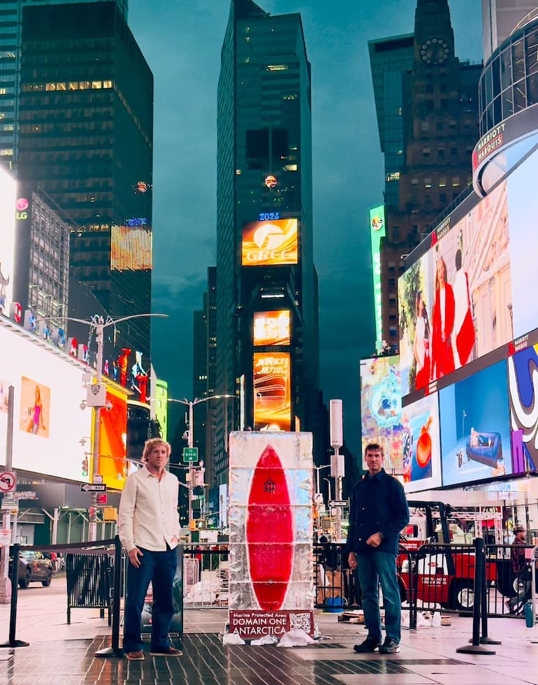 Los hermanos Joaquín y Julián Azulay llevaron a Times Square una intervención que busca llamar la atención sobre la conservación de la Antártida