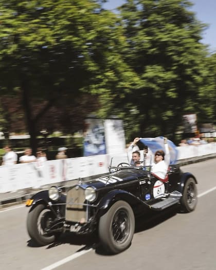 Los hermanos Juan y Margarita Tonconogy cruzaron la meta con una bandera argentina