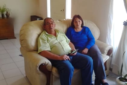 Los hermanos jubilados mendocinos Soledad Marin, de 67 años, y Miguel Ángel Marín, de 71, se encuentran varados en Puerto Madryn. Tras dejar el hotel, se encuentran en la casa de un conocido. El hombre duerme en ese sillón todas las noches.