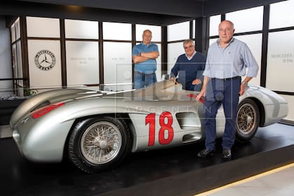 Los hermanos junto a una réplica expuesta de la “Flecha de Plata”, el Mercedes-Benz W196 en el que corrió su padre en 1954 y 1955. Primero fue carrozado, con grandes guardabarros (como en la imagen) y luego "papá pidió que se lo hicieran sin guardabarros, para poder ver exactamente dónde pasaban las ruedas", cuenta Oscar.