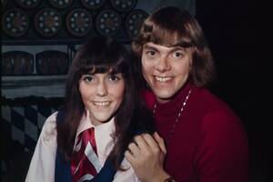 Los hermanos Karen y Richard Carpenter marcaron a fuego a una generación; “Top of the World” parece describir lo que estaban viviendo en el momento de su mayor éxito