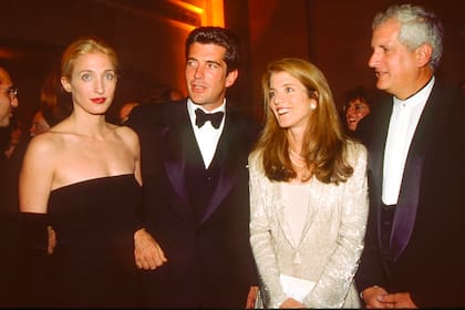 Los hermanos Kennedy Bouvier, con sus
respectivas amores en un evento que se realizó en 1980 en Grand Central Station de Nueva York: John JR, con Carolyn Bessette y Caroline con Edwin Schlossberg.