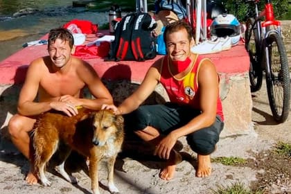 Los hermanos Lucas y Franco García Bustos aunaron esfuerzos y rescataron al perro