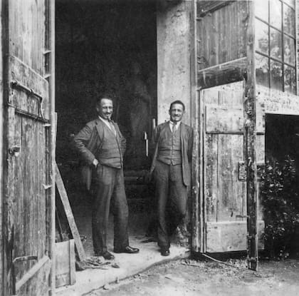 Los hermanos Luigi (izquierda) y Carlo Rigola (derecha) fotografiados en su estudio en Cantù hacia 1927.