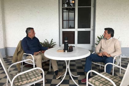 Los hermanos Luis Miguel y Juan Diego Etchevehere tras la restitución del campo