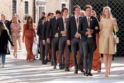 Los hermanos mayores del novio, Antoine y Delphine (hijos de Bernard Arnault y su primera mujer, Anne Dewavrin), lideraron el cortejo hacia la basílica. Detrás iban Frederick y Jean, sus hermanos menores, del matrimonio del magnate y la pianista Hélène Mercier.