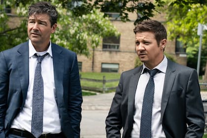 Los hermanos McLusky (Kyle Chandler y Jeremy Renner) controlan el negocio de la prisión en Kingstown, siempre en la frontera entre la legalidad y la justicia.