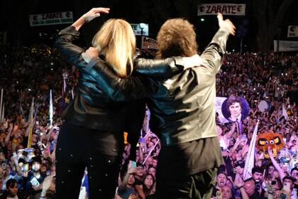 Los hermanos Milei en el acto fundacional de La Libertad Avanza en el parque Lezama