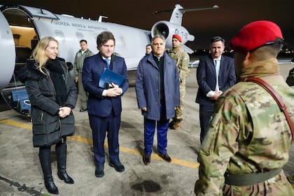 Los hermanos Milei llegaron a Córdoba, en un avión oficial, para asistir a La Derecha Fest. Los recibieron el gobernador Martín Llaryora y el diputado Gabriel Bornoroni