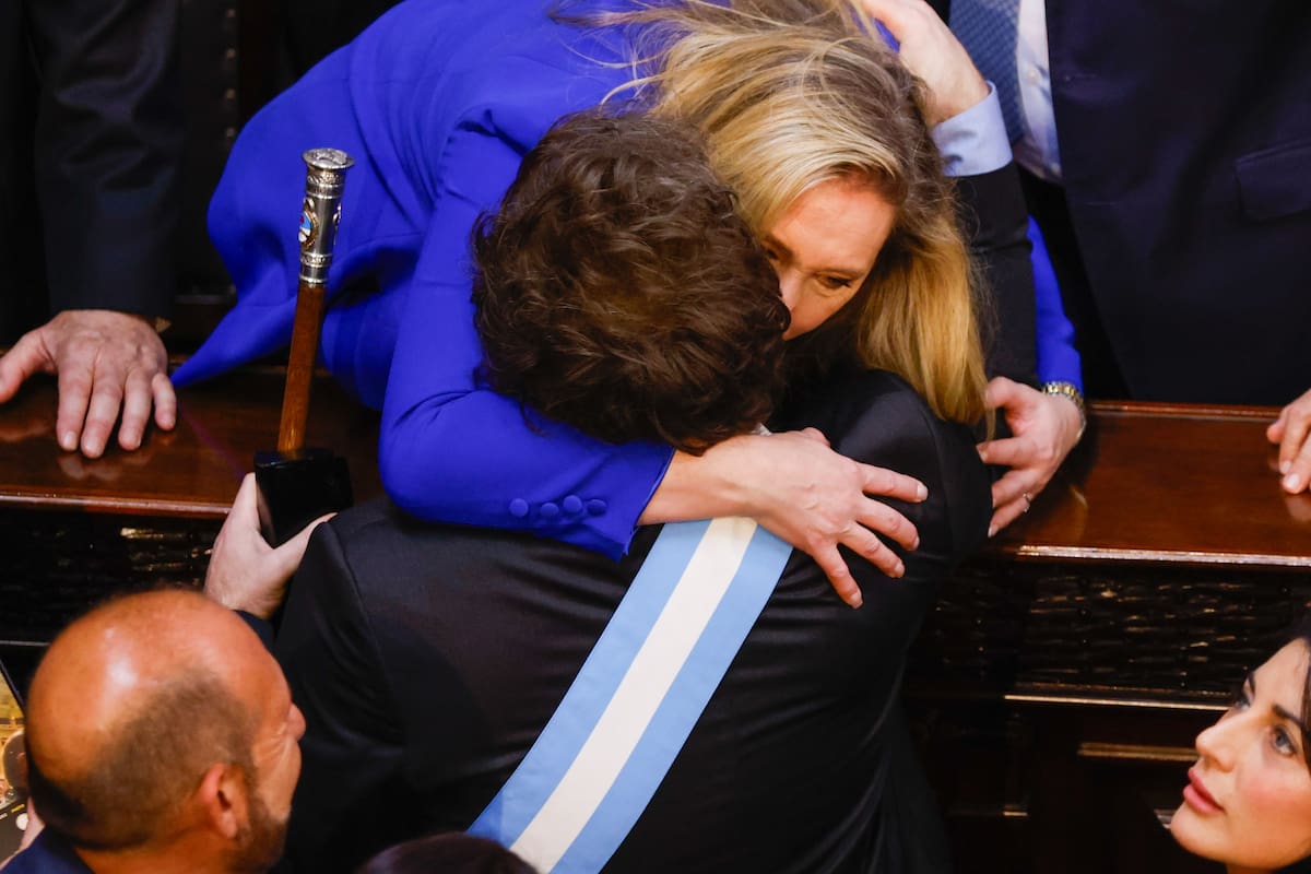 Los hermanos Milei se abrazan en la Asamblea Legislativa