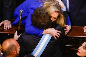 Los hermanos Milei se abrazan en la Asamblea Legislativa