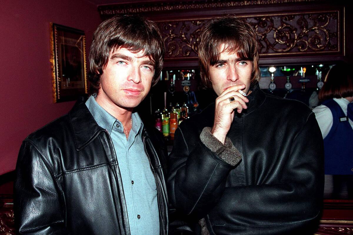 Los hermanos Noel y Liam Gallagher en Londres, en 1995: la banda sale de gira a 15 años de su separación