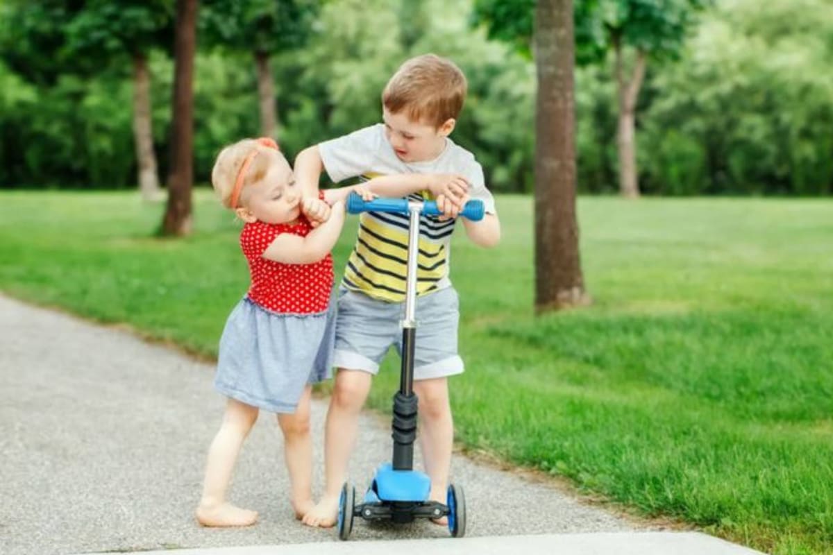 Los hermanos pelean, y como sabe casi cualquier persona que tenga un hermano, es común algún tipo de rivalidad