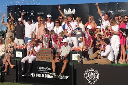 Los hermanos Pieres festejan en el podio el título del US Open y la Triple Corona americana