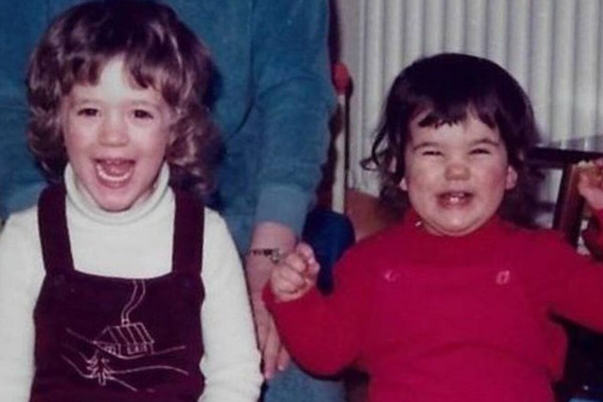 Los hermanos, por lo general, disfrutan de un vínculo inquebrantable por haber crecido juntos y compartido las mismas experiencias. Ese es el caso de la autora Victoria Scott y su hermana Clare