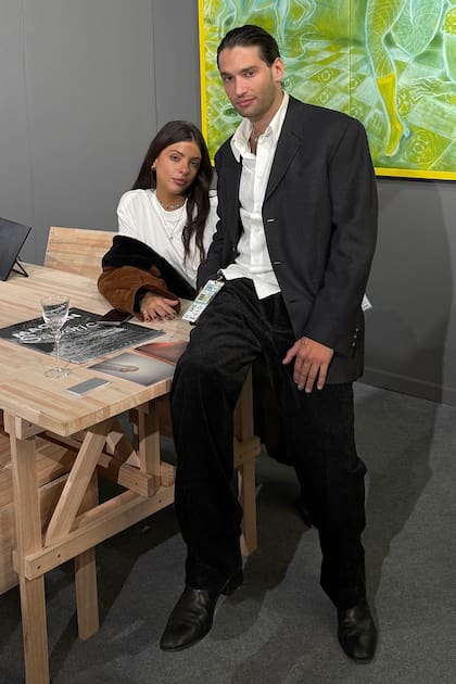 Los hermanos posaron en el espacio de Tomás Redrado Art, en arteba, la galería que él fundó y en la que hoy son socios