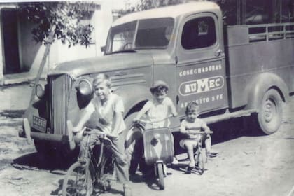 Los hermanos Ratti, atrás la camioneta en la que se movilizaban
