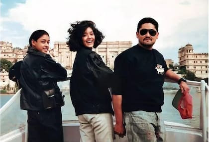 Los hermanos reales, (de izquierda a derecha) el príncipe Nirajan, la princesa Shruti y el príncipe heredero Dipendra durante un viaje al extranjero a comienzos de la década de 1990. Se decía que eran muy unidos. Crédito de la imagen: Vintage Nepal