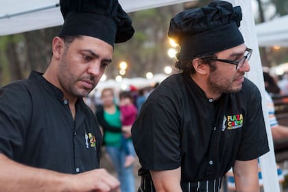 Los hermanos Roberto y Enrique (con anteojos) Espeche en plena faena