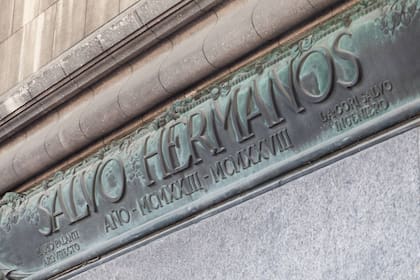 Los hermanos Salvo –José, Lorenzo y Ángel– le encomendaron la obra al arquitecto Mario Palanti.