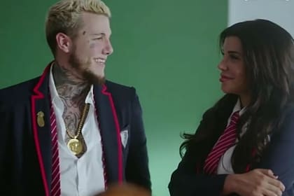 Los hermanos se sumaron a la ingeniosa promoción de Netflix de la serie española, Élite