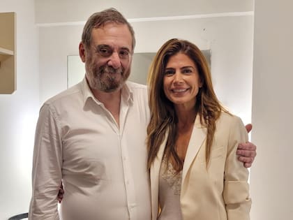 "Los hermanos sean unidos...". Este domingo, Juliana Awada fue al Multiteatro para ver a Alejandro Awada en Match for love, la obra dirigida por Miguel Angel Solá donde comparte cartel con la actriz Clara Alonso. La exprimera dama y empresaria textil disfrutó de la pieza y luego pasó por los camarines para inmortalizar la visita en una postal familiar