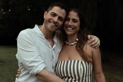 Los hermanos sean unidos: Lucas y Victoria, que para su gran día eligió un conjunto de top stapless y pantalón ancho a rayas que compró en España.