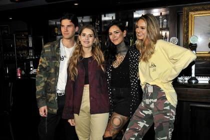 Los hermanos sean unidos para el debut del disco de Cande