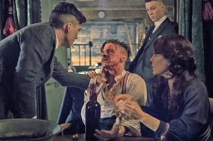 Los hermanos Shelby (Cillian Murphy, Joe Cole y Paul Anderson) junto a su tía, Polly Gray (Helen McCrory).