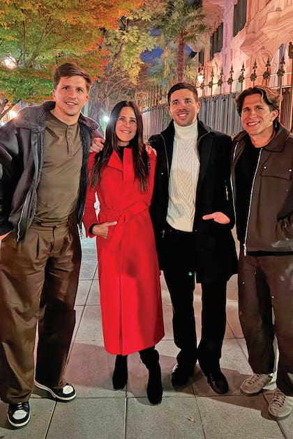 Los hermanos Simeone con su mamá, Carolina Baldini