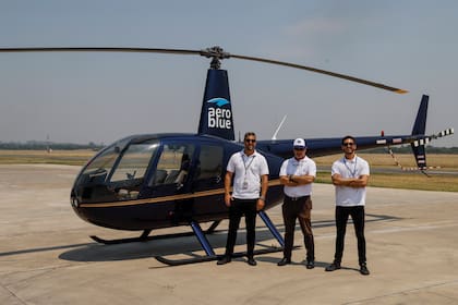 Los hermanos Simón y Mateo García y el piloto Marcelo Albertani (centro)