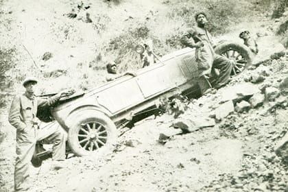 Los hermanos Stoessel posando junto al Chevrolet. Fotos: Fondo Documental del Museo y Archivo de Pigüé