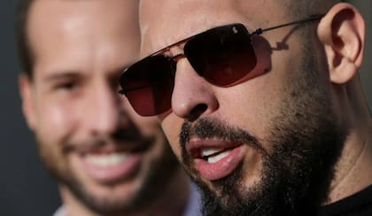 Los hermanos Tate han construido su fama exhibiendo su lujoso estilo de vida en redes sociales, pero también han estado envueltos en múltiples polémicas y acusaciones que hoy los mantienen en el centro del debate