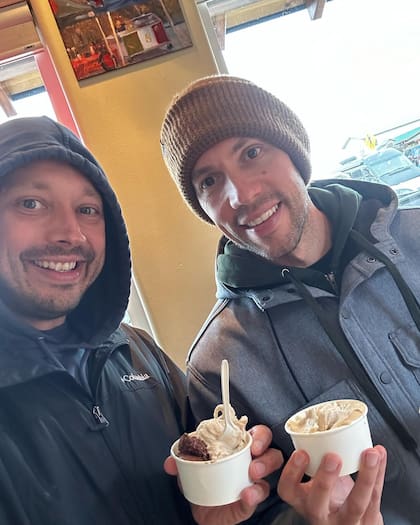 Los hermanos Toy viajaron a Alaska para celebrar un cumpleaños y tuvieron un momento único con ballenas blancas