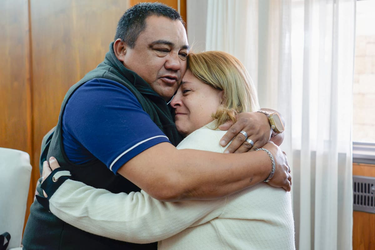 Los hermanos Viviana y Andrés pudieron mirarse a los ojos y abrazarse