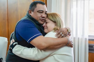 Gracias a registros de ADN, padres, hijos y otros familiares se conocen luego de toda una vida