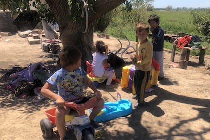 Los hermanos y primos de Joselin disfrutan de sus nuevos regalos